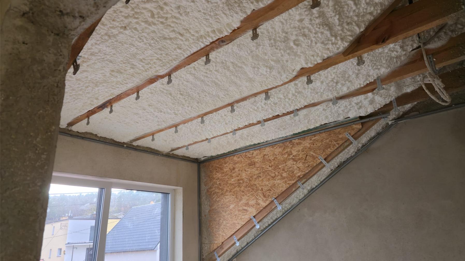 Realizacja ocieplenia pianą PUR poddasza – Dom jednorodzinny 120 m² | Kościerzyna